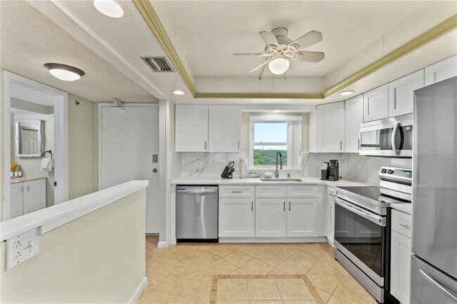 Building Photo - 4550 Cove Cir
