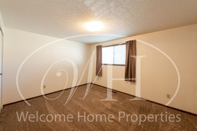 Building Photo - Great 2 Bedroom Condo with Storage and Out...