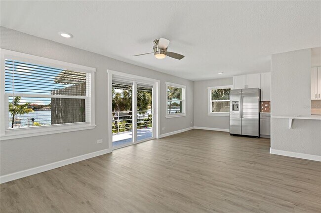 Building Photo - 8441 Bayshore Dr