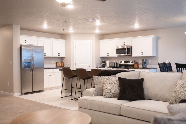 Building Photo - 4 bed 2 bath with bonus room