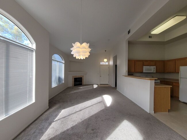 Building Photo - Gorgeous Henderson Condo with garage!