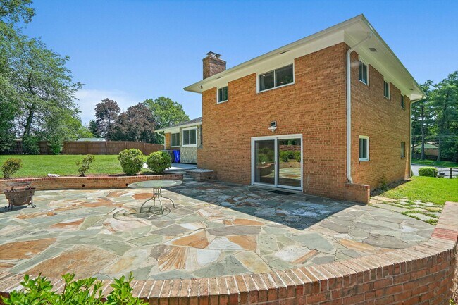 Building Photo - 6607 Lone Oak Dr