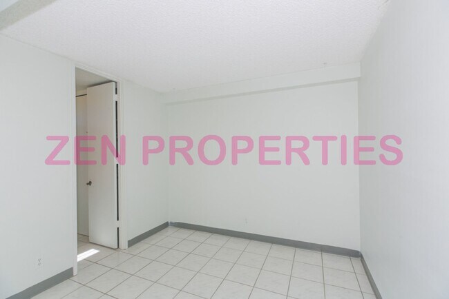 Building Photo - a 2 bdrm, 2 bath unit with 2 prkg at Fairway House for rent