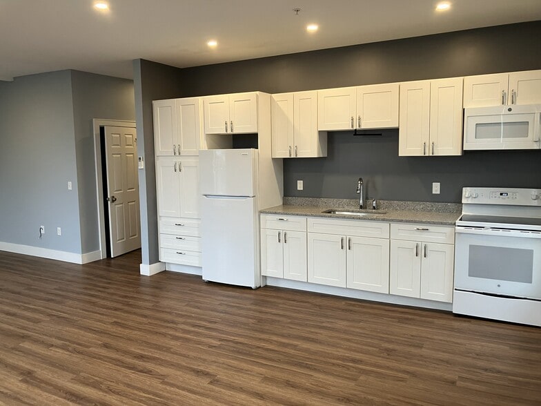 Apt A - 10 S Lake Ave