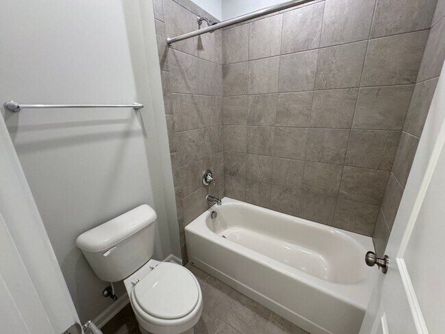 Building Photo - 2422 Greshford Ln