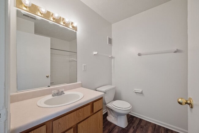 Building Photo - Conveniently Located on 32 in Crawfordsville******Large 2 Bedroom******Comfortable Living