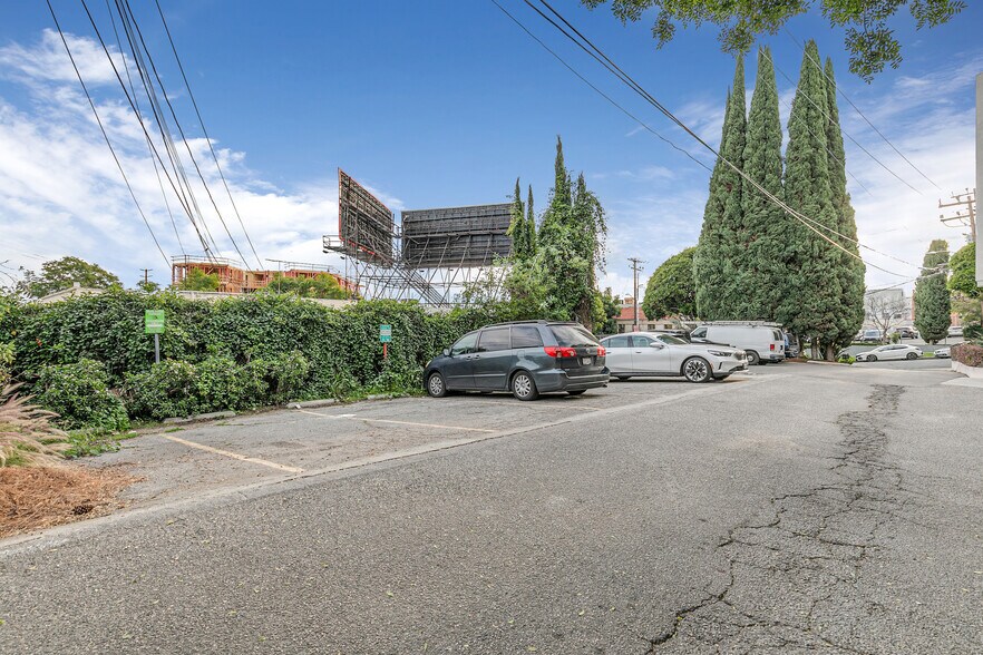 Building Photo - 8535 N West Knoll Dr