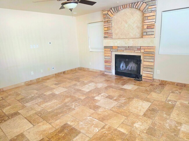 Building Photo - 4 Bed 2.5 Bath- 42nd St & Shea- Pool- Move in special