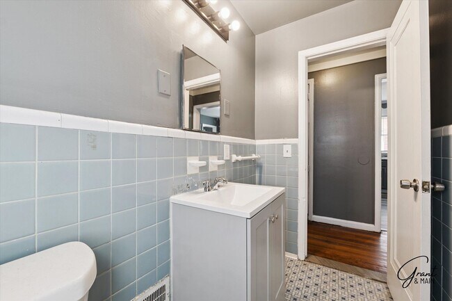 Building Photo - $1250 3 bedroom bungalow