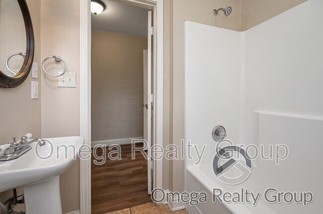 Building Photo - 568 Morningview Dr