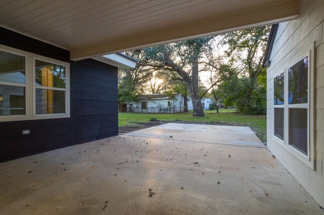 Building Photo - 918 Front St