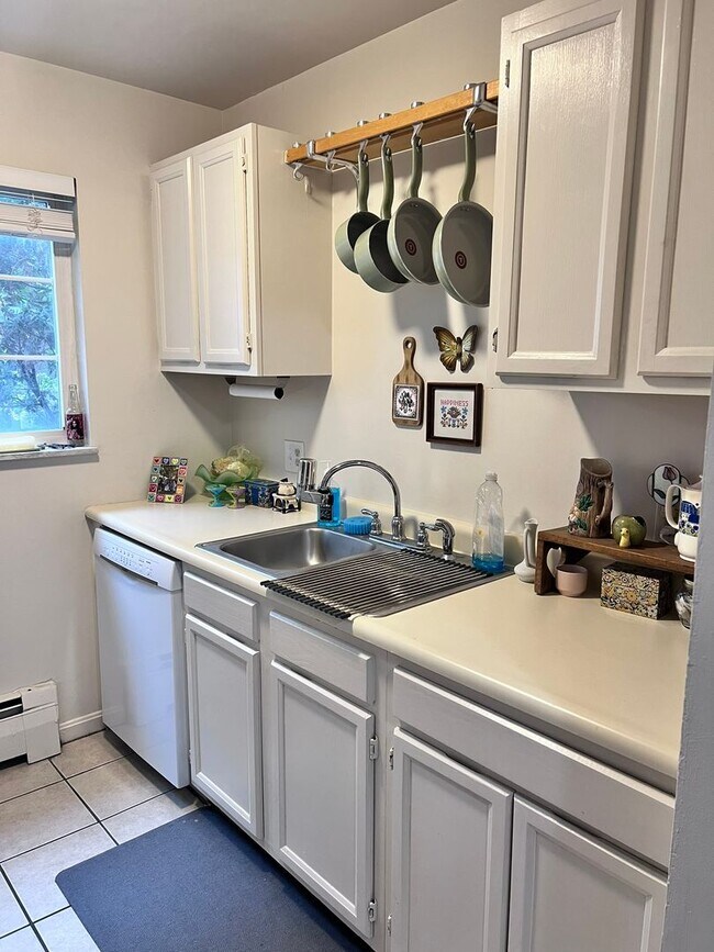 Building Photo - 2 BR IN HYDE PARK WITH OFF STREET PARKING