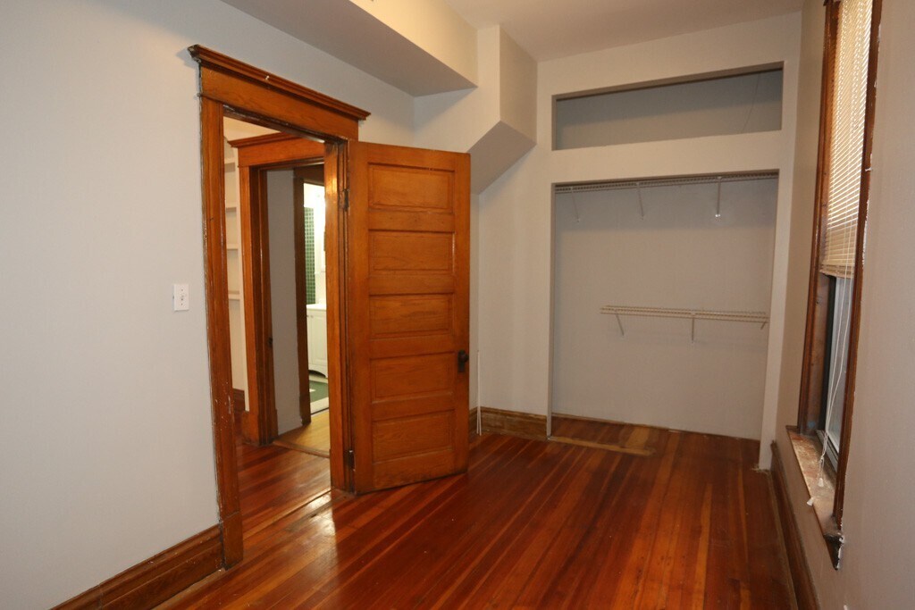 Building Photo - 1326 N Claremont Ave