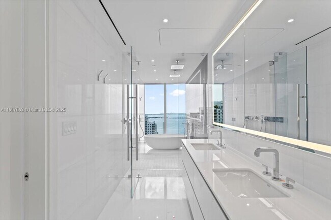 Building Photo - 300 Biscayne Blvd Way
