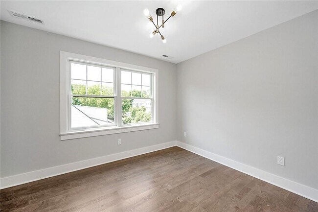Building Photo - 10 Underhill Pl