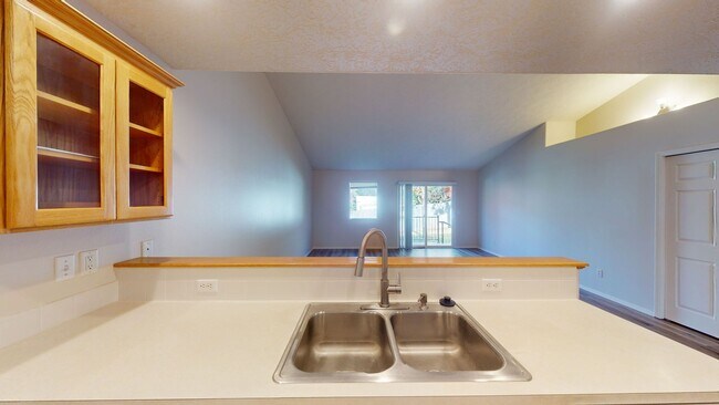 Building Photo - Single Level Family Friendly Home in Sandy. Fenced Backyard Pets Welcome