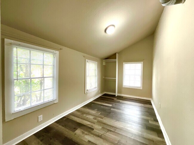 Building Photo - Spacious 2-Bedroom Home Steps from Restaur...