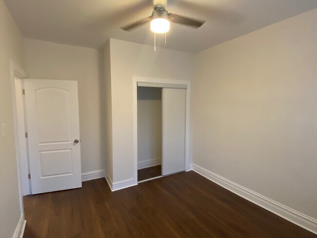 Building Photo - 1425 W Albion Ave