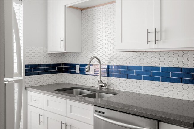 Building Photo - 3820 Southway Dr