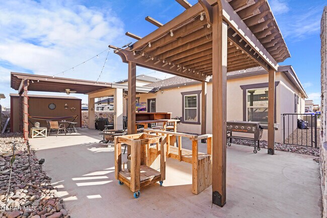 Building Photo - 12597 New Dawn Dr