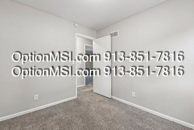 Building Photo - Very Spacious! SMSD!