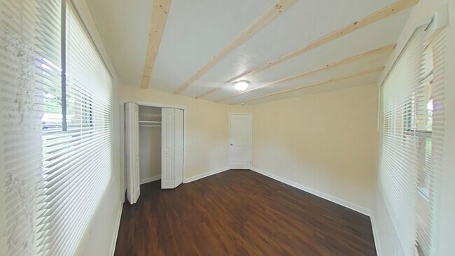 Building Photo - Beautifully Renovated 2/1 - Convenient Loc...
