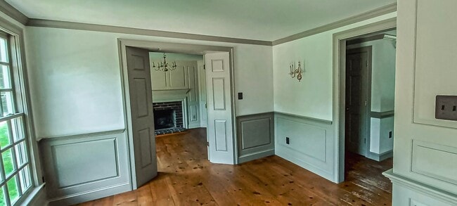 Building Photo - Oversized 4 Bedroom 3.5 Bathroom Home Situ...