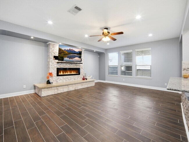 Building Photo - 4431 Oak Roset