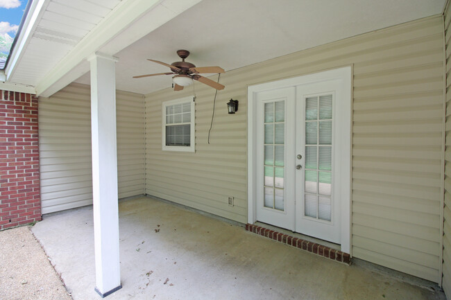 Building Photo - 320 Hawthorne Dr