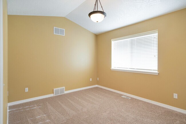 Building Photo - 3 Bedroom, 2 bathroom townhouse on Sunnyside Hill!