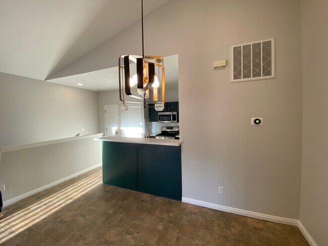 Building Photo - Dashing Canyon Meadow Townhome