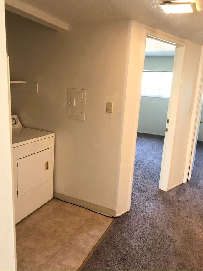 Building Photo - Convenient 2x1 with Parking- dog friendly!