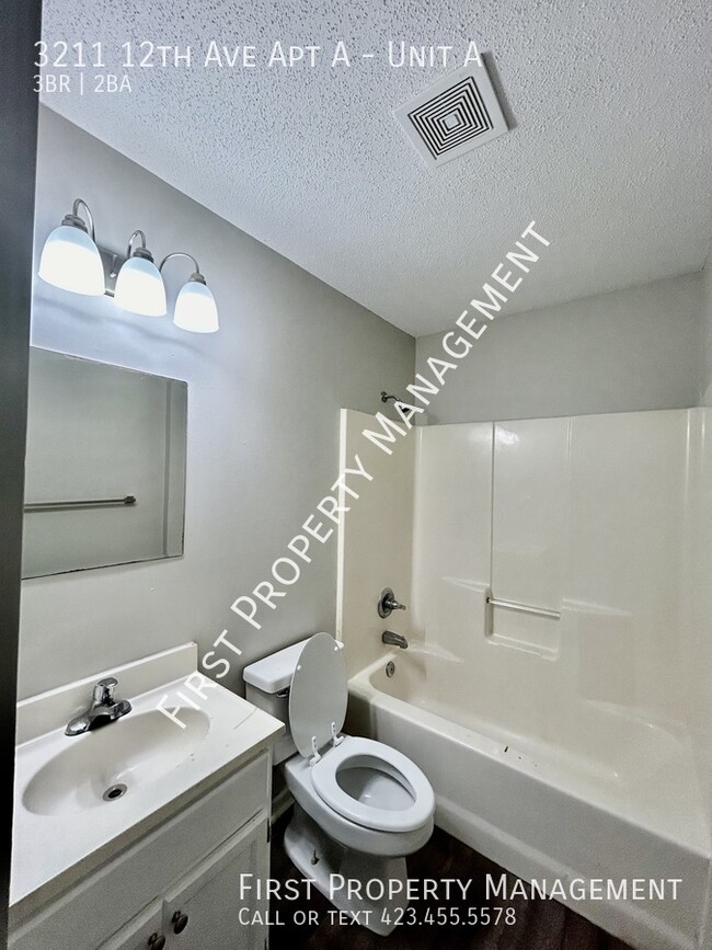 Building Photo - Newly Renovated 3Bed/2Bath Duplex: Central...