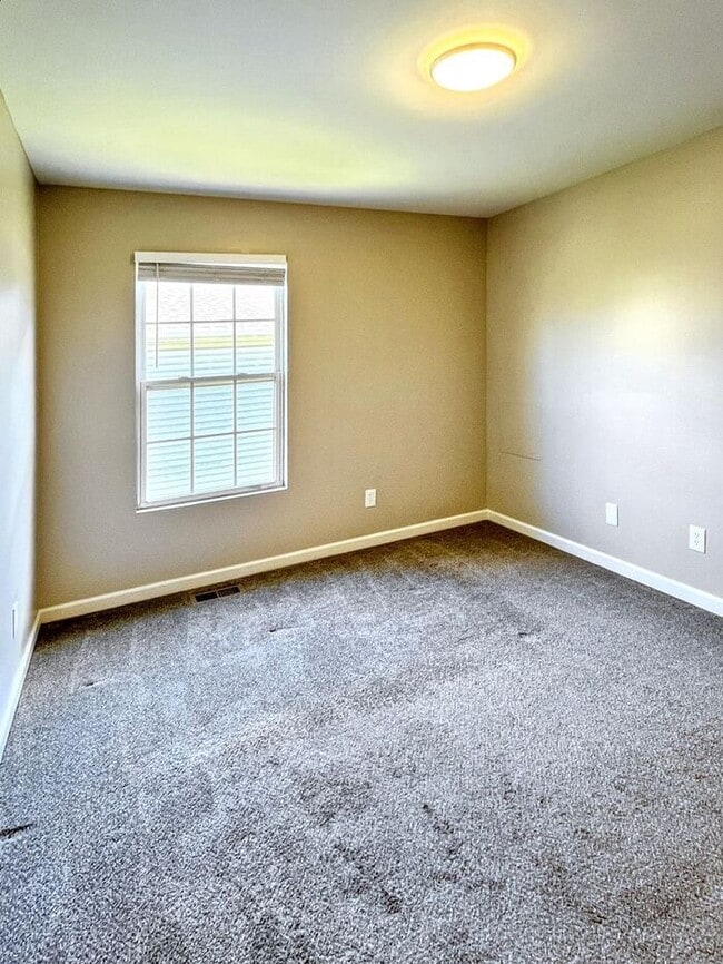 Building Photo - 3-Bedroom Home with Convenient Access to N...