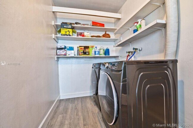 Building Photo - 5510 Pierce St