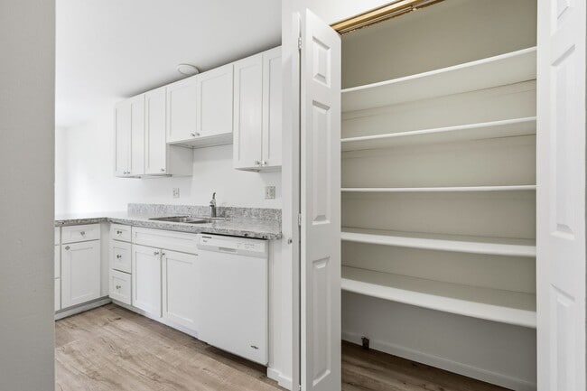 Building Photo - 3 bedroom 1.5 bathroom 2 story duplex in Lacey - North Thurston School District.