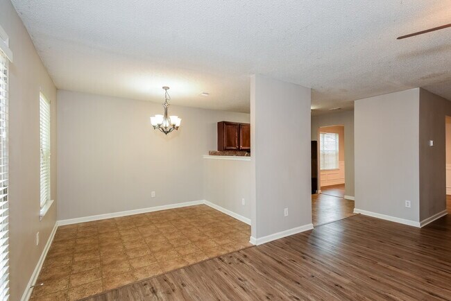 Building Photo - 123 Hidden Creek Dr