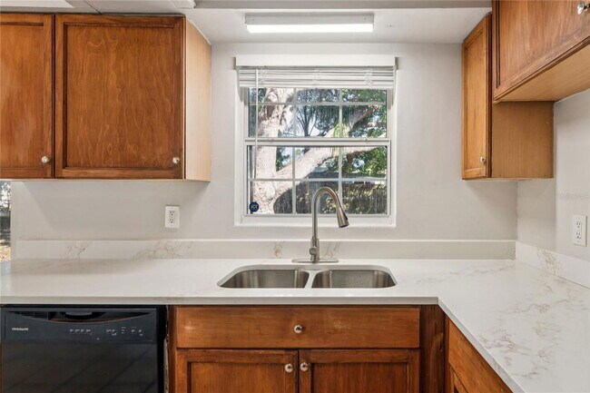 Building Photo - 1470 Overlea St