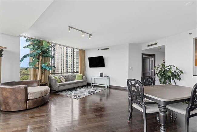 Building Photo - 700 Park Regency Pl NE