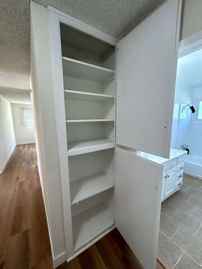 Building Photo - Spacious 4-Bed, 2-Bath Home with a Large Backyard in Prime West Hills!