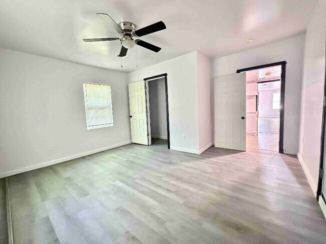 Building Photo - 719 S Poplar St