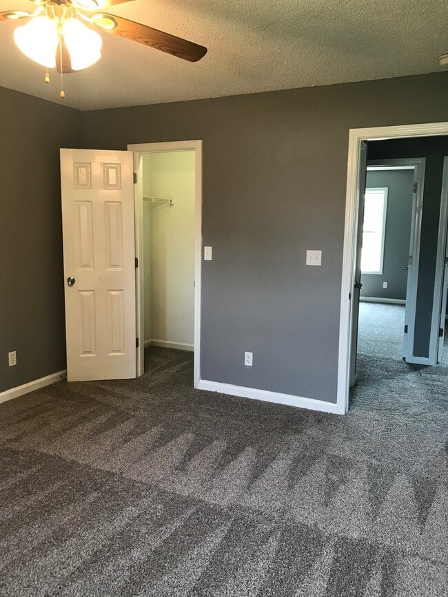 Building Photo - 3 Bedroom Pet Friendly Home For Rent!