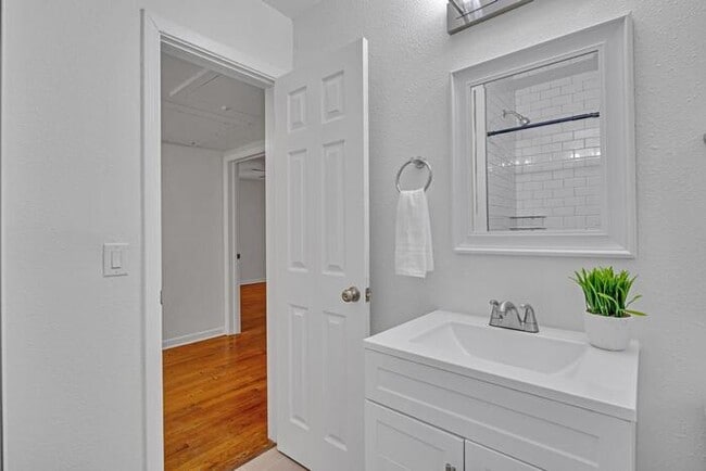 Building Photo - Renovation, MUST SEE!