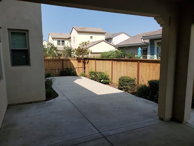 Building Photo - 4 Bedroom 4 Bath Home in The Farm Tract Lo...