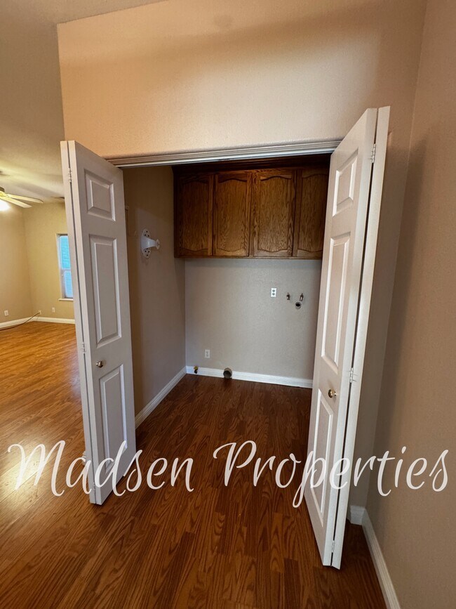 Building Photo - 121 Hart Ln