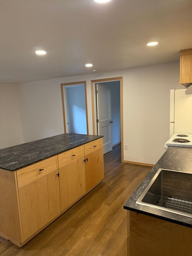 Building Photo - Swisshome