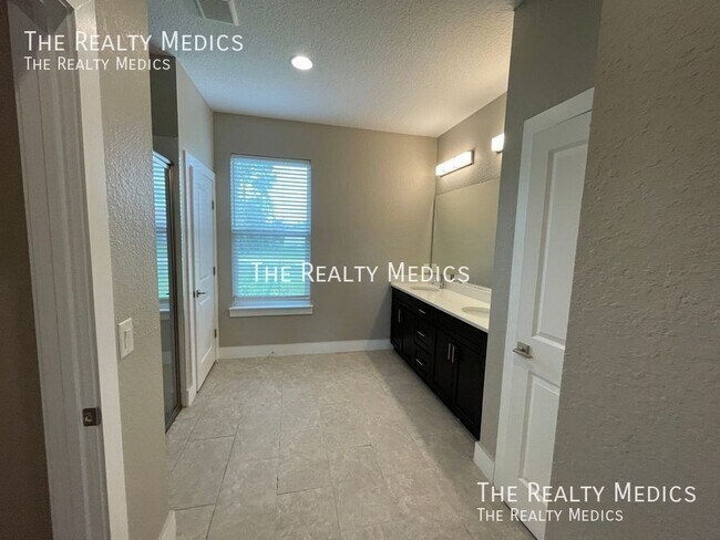 Building Photo - 279 Elm Ct