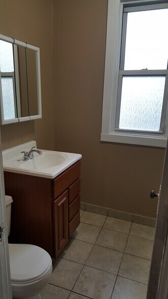Bath 2 Full - 3556 W Medill Ave