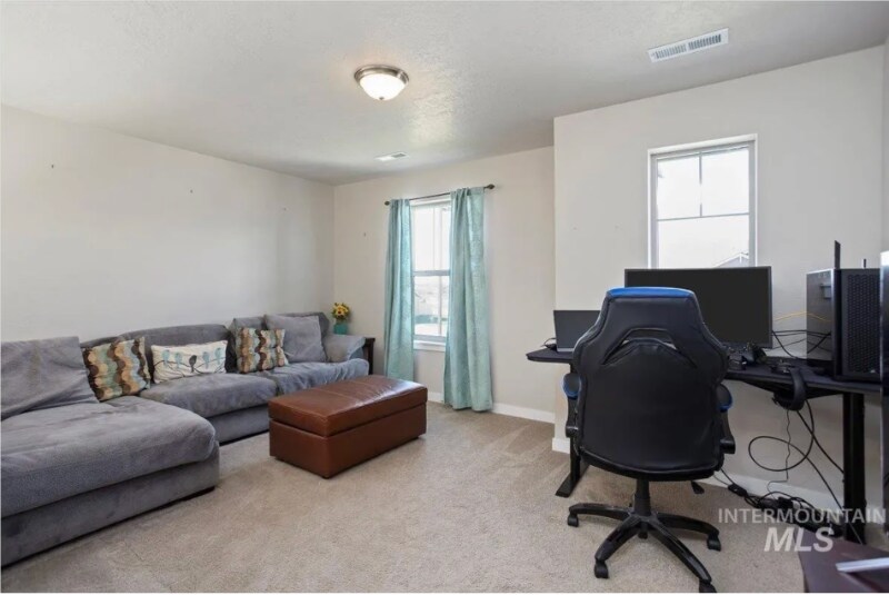 Building Photo - 765 SW Huebert St