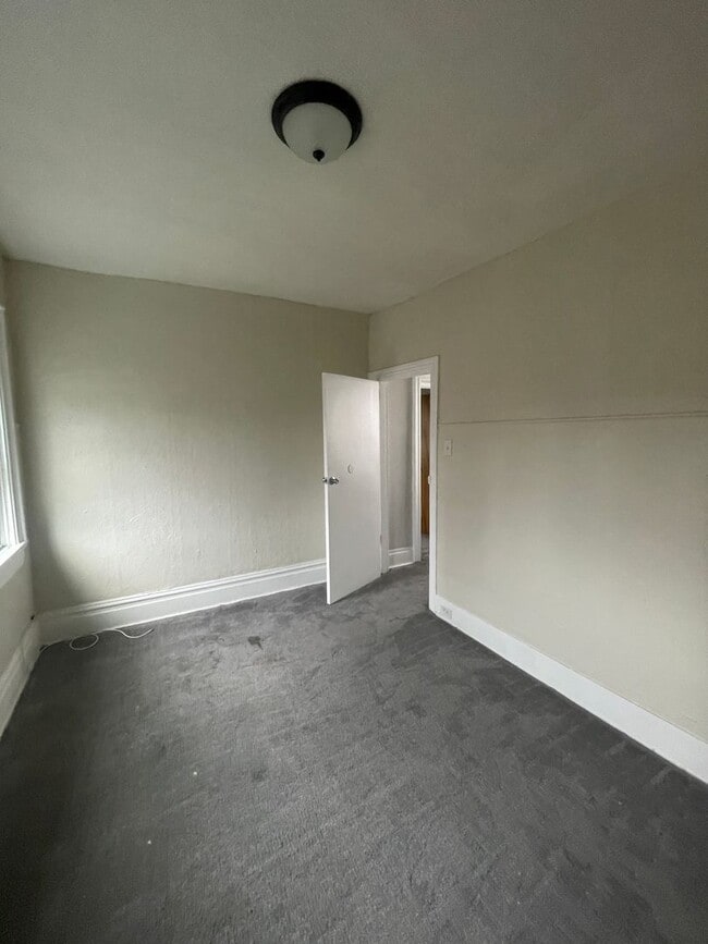Building Photo - Available July 1st! 3 Bed 1.5 Single Famil...